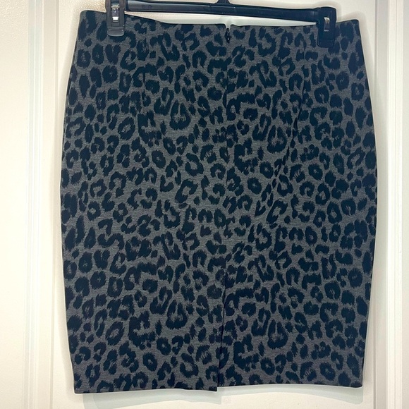 Body By Victoria Cheetah Print Skirt Size 14. Back Zipper. Length 22”. EUC - Picture 2 of 5